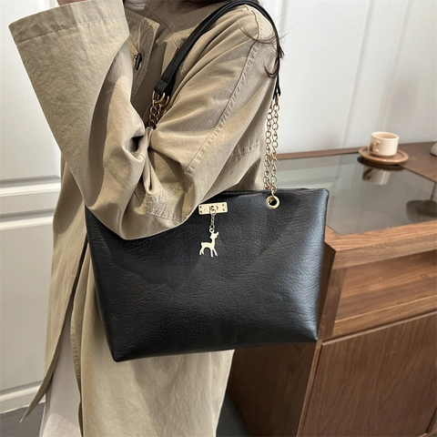 Borsa Tote Grande Capacità In Pelle PU Con Catena Dorata E Pendente A Forma Di Cervo Elegante Borsa A Spalla Casual Per Donna