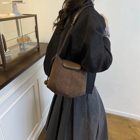 Vintage Women's Suede Bucket Bag Retro Drawstring Shoulder Bag With Decorative Ball Pendant Crossbody Tote Polyester Handbag
