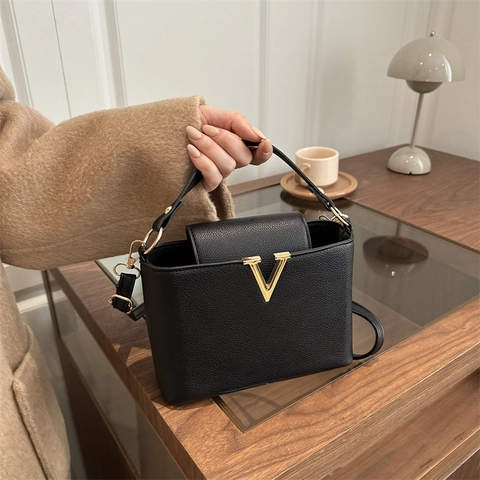 Women Lychee Texture PU Leather Crossbody Bag Metal V Decor Top Handle Adjustable Shoulder Strap Chic Handbag