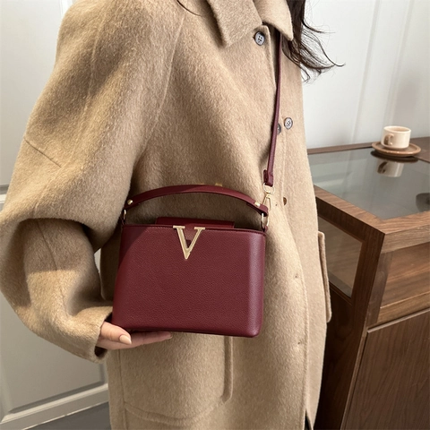 Women Lychee Texture PU Leather Crossbody Bag Metal V Decor Top Handle Adjustable Shoulder Strap Chic Handbag