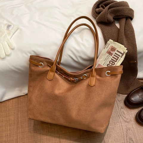 Bolso de Mano Tipo Tote de Gran Capacidad de Gamuza para Mujer Estilo Urbano Simple Bolso de Hombro Con Ojetes Y Hebilla
