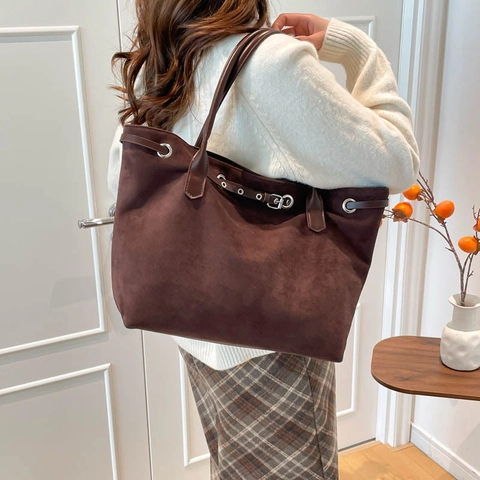 Bolso de Mano Tipo Tote de Gran Capacidad de Gamuza para Mujer Estilo Urbano Simple Bolso de Hombro Con Ojetes Y Hebilla