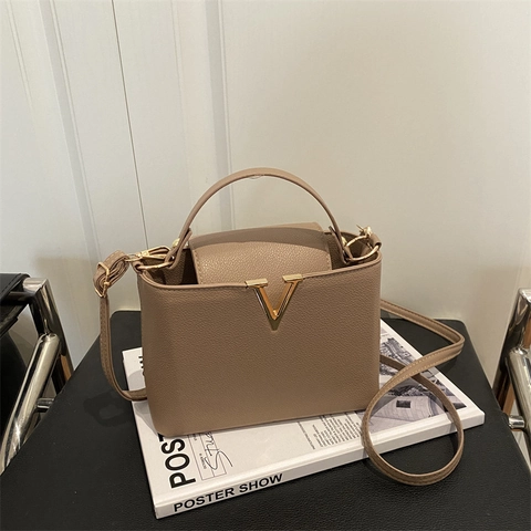 Sac À Main Femme En Cuir PU Texture Litchi Boucle Métallique En V Dorée Sac À Bandoulière Minimaliste Tendance