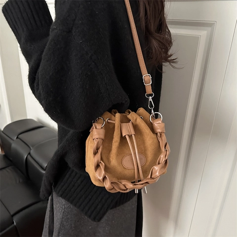 Borsa a Secchiello in Camoscio Satinato con Coulisse da Donna con Manico Intrecciato Borsa a Tracolla di Moda per Tutti i Giorni
