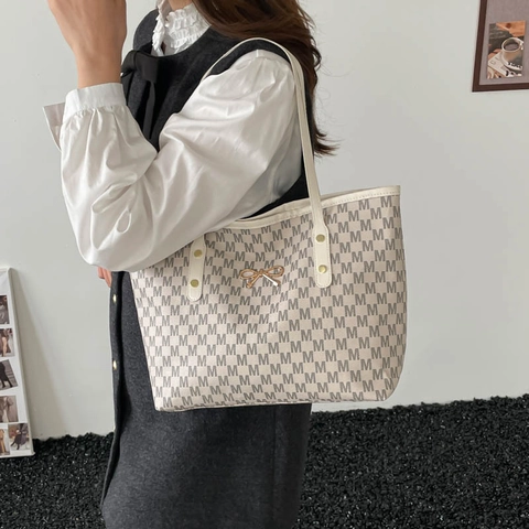 Vintage Large Capacity M Letter Monogram Tote Bag For Women Gold Bow Accessory Minimalist PU Leather Shoulder Handbag