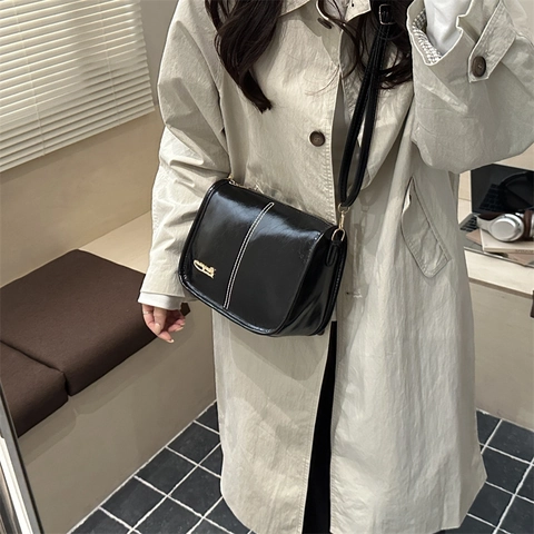 Elegante Glänzende PU-Leder Umhängetasche Für Damen Kontrastnähte Kleine Quadratische Schultertasche Mit Verstellbarem Riemen