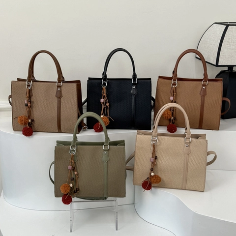 Sac Fourre-tout Vintage en Cuir PU pour Femmes Texture Tissée Sac à Main Grande Capacité Avec Pompon Rétro Sac à Bandoulière Travail Quotidien