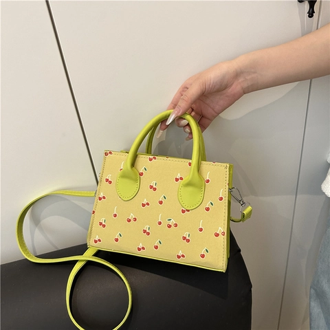 Damen Süße Kirschdruck PU Leder Quadratische Umhängetasche Kleine Handtasche Mit Henkeln Und Verstellbarem Schultergurt Für Den Alltag