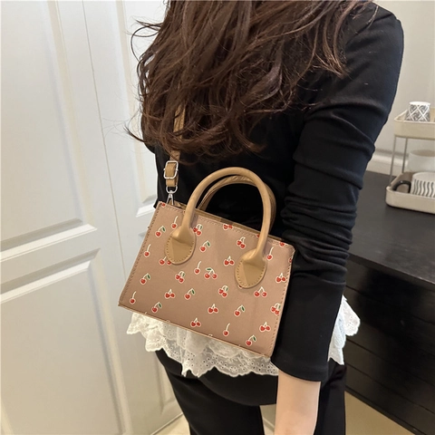 Damen Süße Kirschdruck PU Leder Quadratische Umhängetasche Kleine Handtasche Mit Henkeln Und Verstellbarem Schultergurt Für Den Alltag