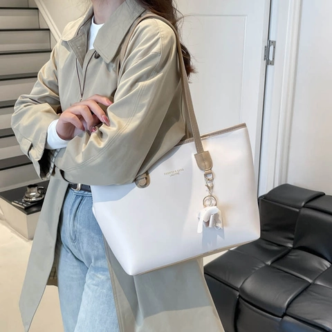 Large Capacity Tote Bag PU Leather Minimalist Shoulder Handbag With Elephant Pendant For Women Daily Work Office