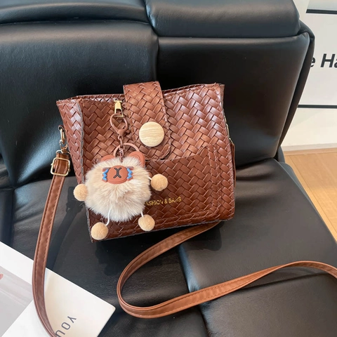 Sac Bandoulière En Cuir PU Tissé Pour Femme Petit Sac À Épaule Carré Décontracté Avec Bandoulière Réglable Et Pendentif En Peluche