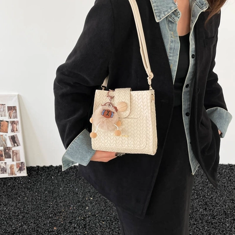 Sac Bandoulière En Cuir PU Tissé Pour Femme Petit Sac À Épaule Carré Décontracté Avec Bandoulière Réglable Et Pendentif En Peluche
