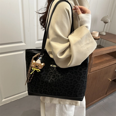 Retro Leopardenmuster Tragetasche Für Damen PU Leder Große Kapazität Schultertasche Mit Bärenanhänger Trendige Lässige Pendler Tasche
