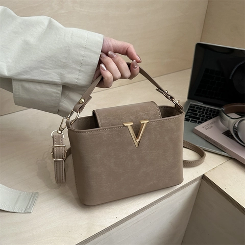 Borsa a Mano Piccola in Pelle PU Minimalista da Donna Moda Logo in Metallo a V Borsa a Tracolla Trendy Urban Style Borsa da Donna