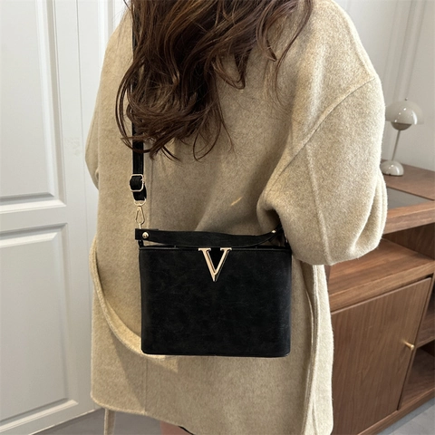 Borsa a Mano Piccola in Pelle PU Minimalista da Donna Moda Logo in Metallo a V Borsa a Tracolla Trendy Urban Style Borsa da Donna