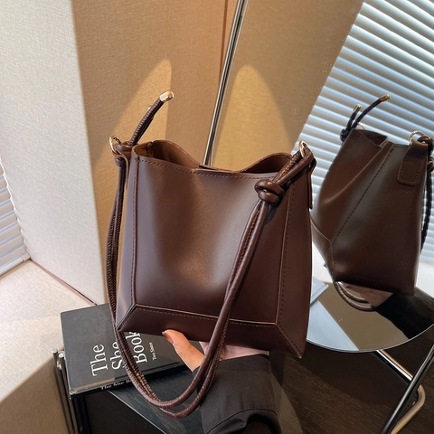 Borsa Tote da Donna in Pelle PU Vintage Grande Capacità Tracolla con Nodo Fibbia Magnetica Borsa a Secchiello per Pendolarismo