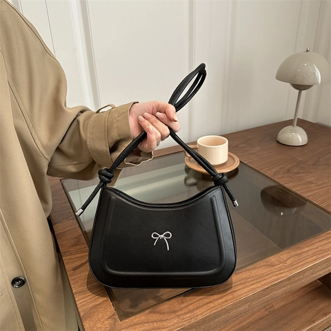Bolso De Hombro Para Mujer Cuero PU Mate Media Luna Axila Cruzado Con Lazo De Metal Plateado Elegante Minimalista Vintage