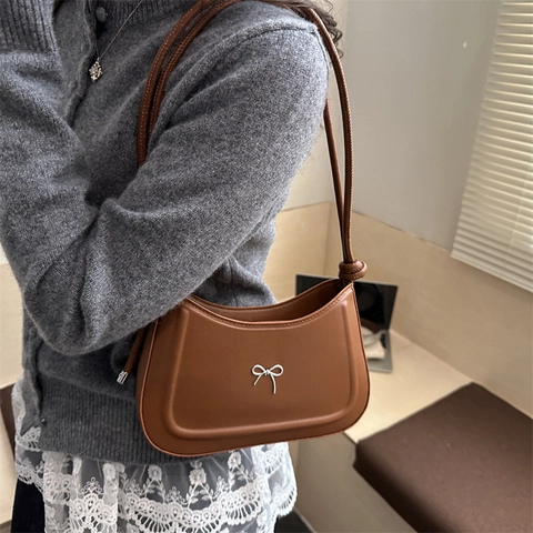Bolso De Hombro Para Mujer Cuero PU Mate Media Luna Axila Cruzado Con Lazo De Metal Plateado Elegante Minimalista Vintage