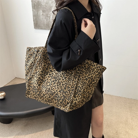 Vintage Leopard Print Canvas Tote Bag Large Capacity Women Shoulder Bag With Front Pocket Magnetic Closure For Daily Use
