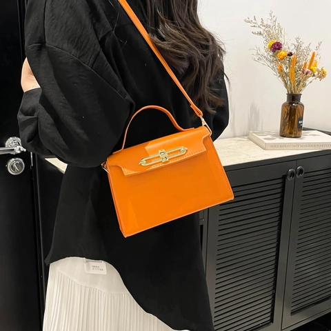 Sac Bandoulière Femme en Cuir PU Couleur Unie Sac à Main Trapèze Avec Poignée et Fermoir Métallique Doré Style Kelly