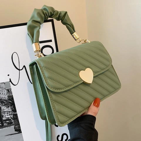 Borsa a Spalla alla Moda in Pelle PU Trapuntata Fibbia a Cuore Dorata Manico Pieghettato Tracolla Tendenza Streetwear Donna