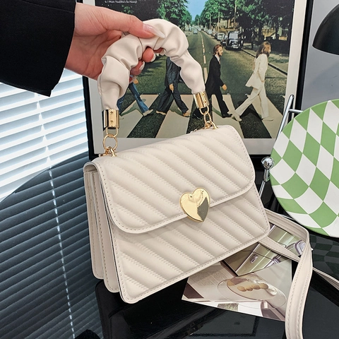 Borsa a Spalla alla Moda in Pelle PU Trapuntata Fibbia a Cuore Dorata Manico Pieghettato Tracolla Tendenza Streetwear Donna