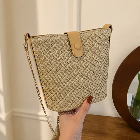 Dames Zomer Geweven Strooien Emmer Tas Bohemien Strand Vakantie Crossbody Tas Met Metalen Kettingriem PU Leer Trim Lichtgewicht Handtas
