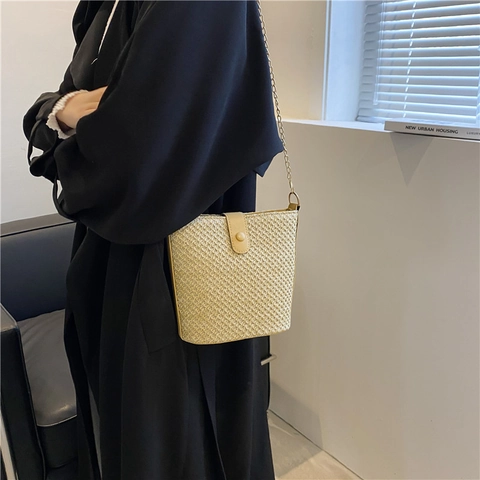 Dames Zomer Geweven Strooien Emmer Tas Bohemien Strand Vakantie Crossbody Tas Met Metalen Kettingriem PU Leer Trim Lichtgewicht Handtas