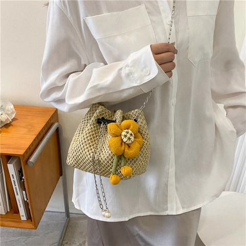 Women Straw Woven Bucket Bag Floral Decoration Pearl Chain Crossbody Shoulder Bag Summer Beach Vacation Korean Style Bag