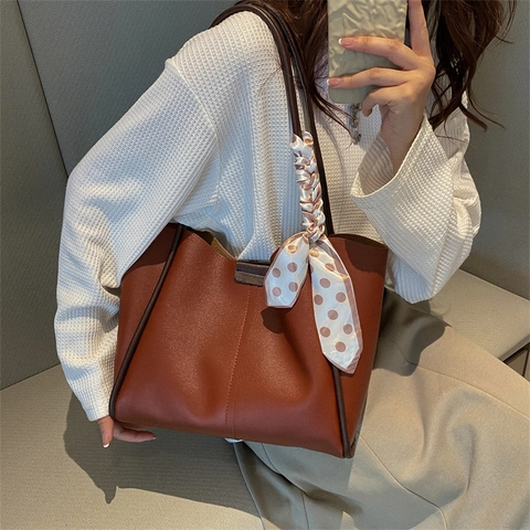 Bolso De Hombro Gran Capacidad Cuero PU Textura Litchi Con Decoración De Pañuelo Bolsa Interior Para Mujer Elegante