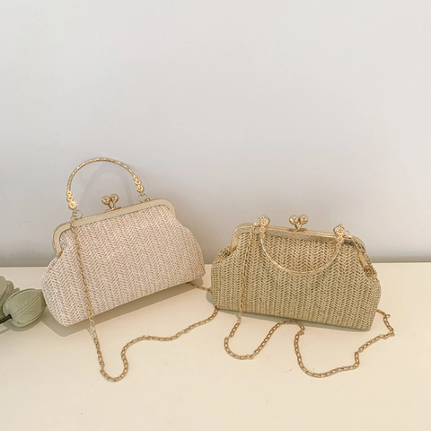 Sac Coquille Tissé Paille Cuir PU Avec Fermoir Baiser Doré Chaîne Métallique Pour Fête D'été Style Vintage Femmes