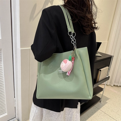 Borsa Tote Da Donna In Pelle PU Grande Capacità Tracolla Con Catena In Metallo Con Ciondolo Pesca Peluche Stile Coreano Moda Casual