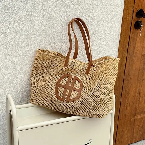 Strohgewebte Tragetasche Damen Große Kapazität Sommer Strandurlaub Minimalistische Umhängetasche Lederriemen Dekoratives Logo