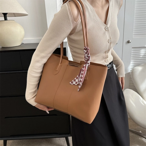 Damen PU Leder Tragetasche Mit Großer Kapazität Minimalistische Umhängetasche Mit Dekorativem Seidenschal Pendler Achseltasche