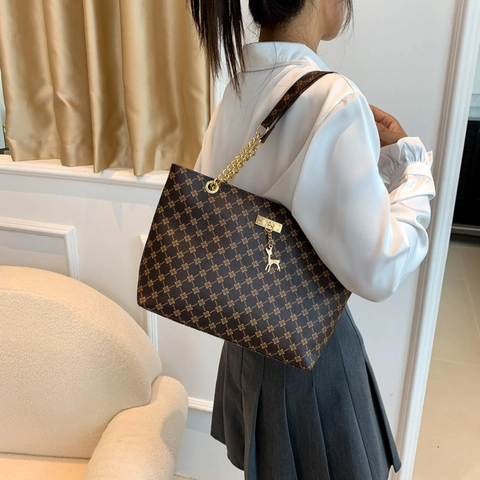 Retro Women PU Leather Monogram Print Tote Bag Large Capacity Commuter Shoulder Bag With Metal Chain And Deer Charm