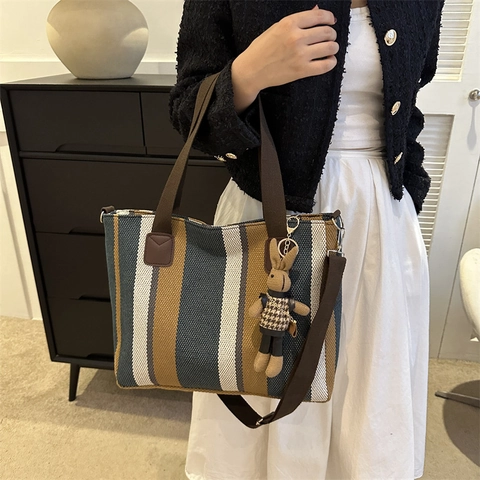 Borsa Tote in Tela a Righe di Grande Capacità per Donna Borsa a Tracolla Casual Versatile Handbag per Pendolari Con Ciondolo a Coniglio