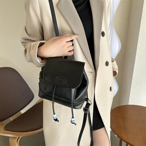 Mini Mochila de Cuero PU Vintage para Mujer Patchwork Cordón Solapa Moda Cuentas Bolso de Hombro Casual Mochila de Viaje para Mujer