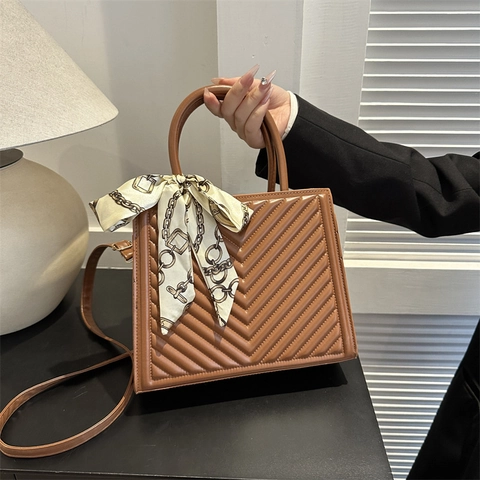 Bolso de Mano de Cuero PU Acolchado Chevron Gran Capacidad para Mujer Con Bufanda de Satén Decorativa Elegante Bolso de Hombro Color Sólido