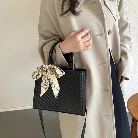 Bolso de Mano de Cuero PU Acolchado Chevron Gran Capacidad para Mujer Con Bufanda de Satén Decorativa Elegante Bolso de Hombro Color Sólido