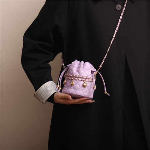 Damen Mini Gesteppte Eimertasche PU-Leder Herz Anhänger Kordelzug Umhängetasche Mit Goldener Kette Kleiner Schulterbeutel