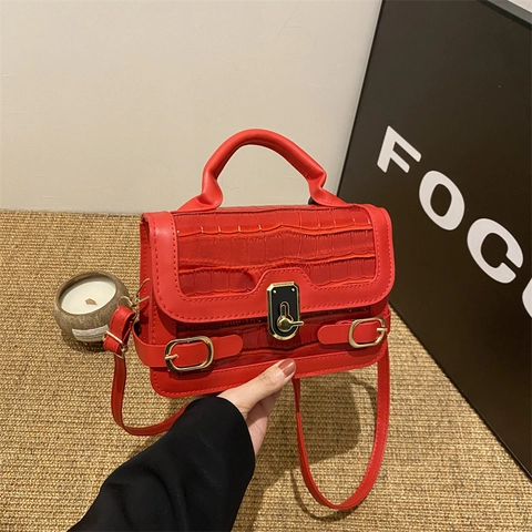 Damen Mode PU Leder Krokodil Muster Umhängetasche Kleine Quadratische Crossbody Tasche Mit Plüschball Anhänger Für Alltag