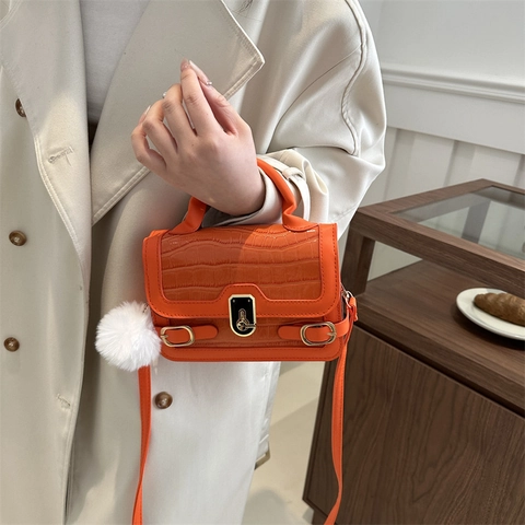 Damen Mode PU Leder Krokodil Muster Umhängetasche Kleine Quadratische Crossbody Tasche Mit Plüschball Anhänger Für Alltag