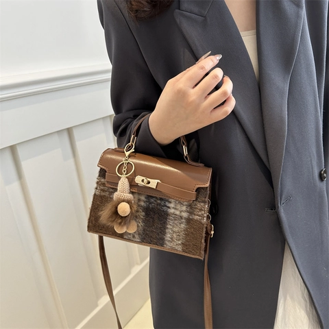 Borsa A Mano Tracolla Vintage Per Donna Mix Di Pelle PU E Lana A Quadri Chiusura Dorata Stile Retrò Con Ciondolo In Peluche