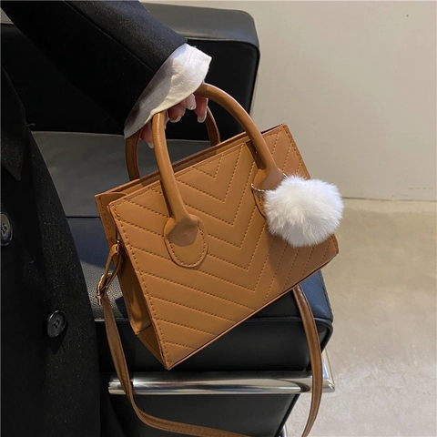 Damen Chevron Gesteppt Umhängetasche Mit Bommel-Anhänger PU Leder Handtasche Mode Kleine Quadratische Tasche Für Den Alltag