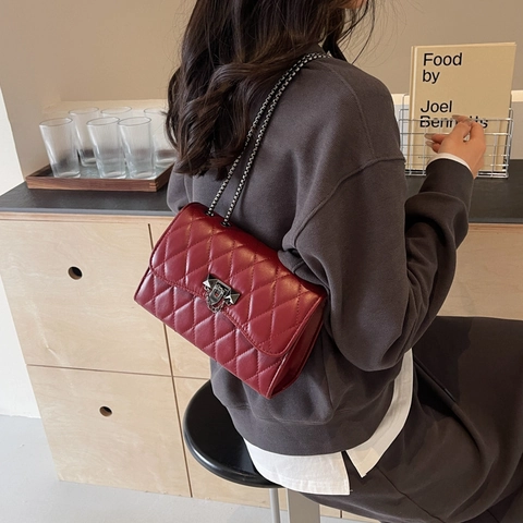 Women Quilted Shoulder Bag PU Leather Rhomboid Pattern Metal Chain Strap Rivet Clasp Crossbody Small Square Bag Fashion