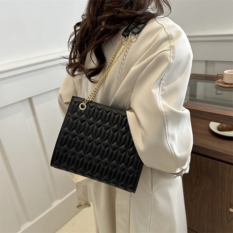 Fashion Quilted PU Leather Tote Bag With Nylon Lining Metal Chain Strap Large Capacity Casual Commuting Shoulder Bag