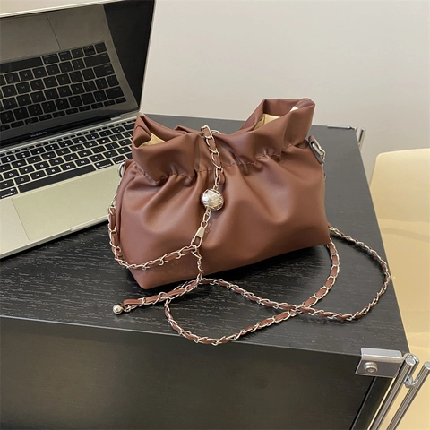 Plissierte Beuteltasche Raffung Wolkenbeutel PU Leder Metallkugel Dekor Kettengurt Kordelzug Schulter Umhängetasche Damen