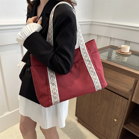 Damen Große Kapazität Nylon Tragetasche Groß Vielseitig Pendler Schultertasche Mit Ethno Geometrischem Muster Gurt Henkeltasche