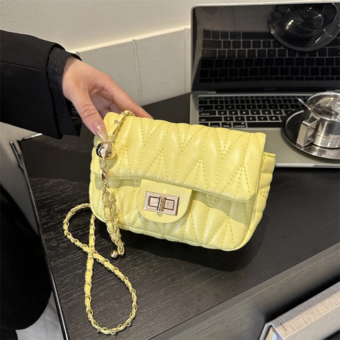 Damen Gesteppte PU Leder Schultertasche Modische Goldene Kette Umhängetasche Satteltasche Mit Verstellbarer Metallkugel