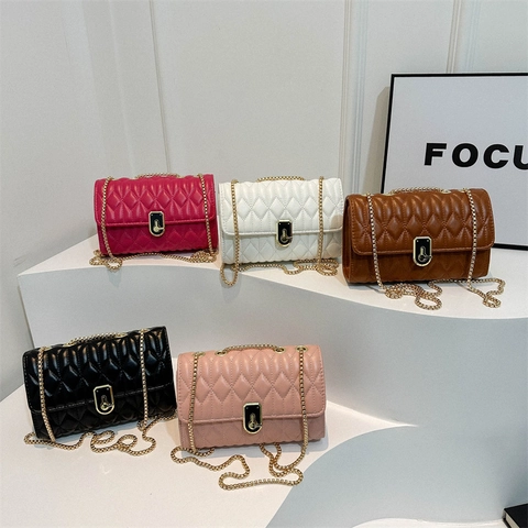 Bolso cuadrado pequeño acolchado con rombos de color sólido para mujer Bolso de hombro con cadena de cuero PU de moda con cierre metálico Bolso bandolera